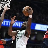 Kyshawn George (à gauche) et les Wizards ont subi face aux Celtics leur 10e défaite consécutive KEYSTONE/AP/John McDonnell